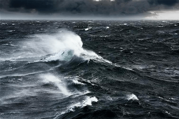 Sonhar com mar agitado: o que significa?