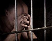 Ngủ mơ đi tù đánh số gì? Chiêm bao ở tù có ý nghĩa tốt hay xấu?