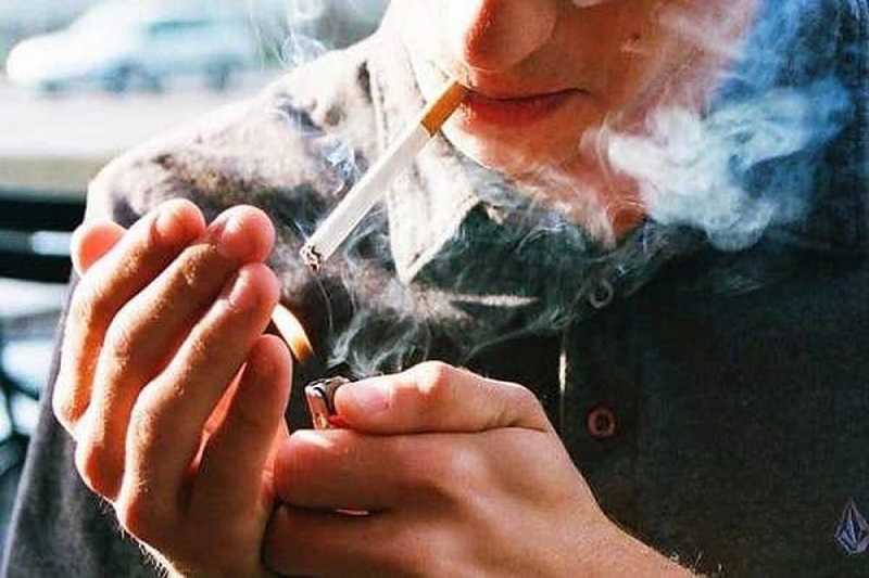 Mơ thấy hút thuốc đánh con gì?